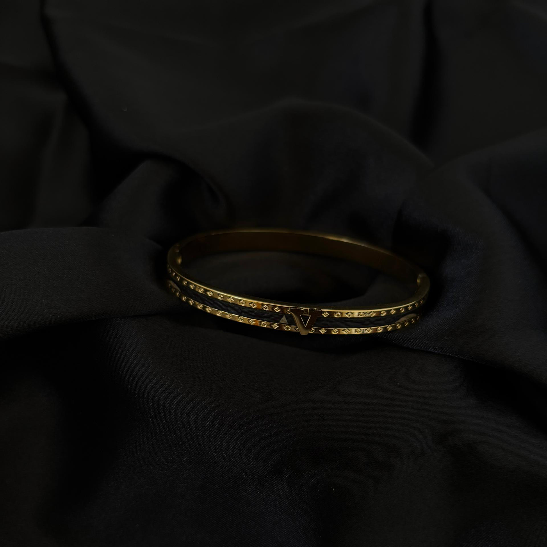 Bracelet cerceau or avec cuir noir en acier inoxydable – Image 3