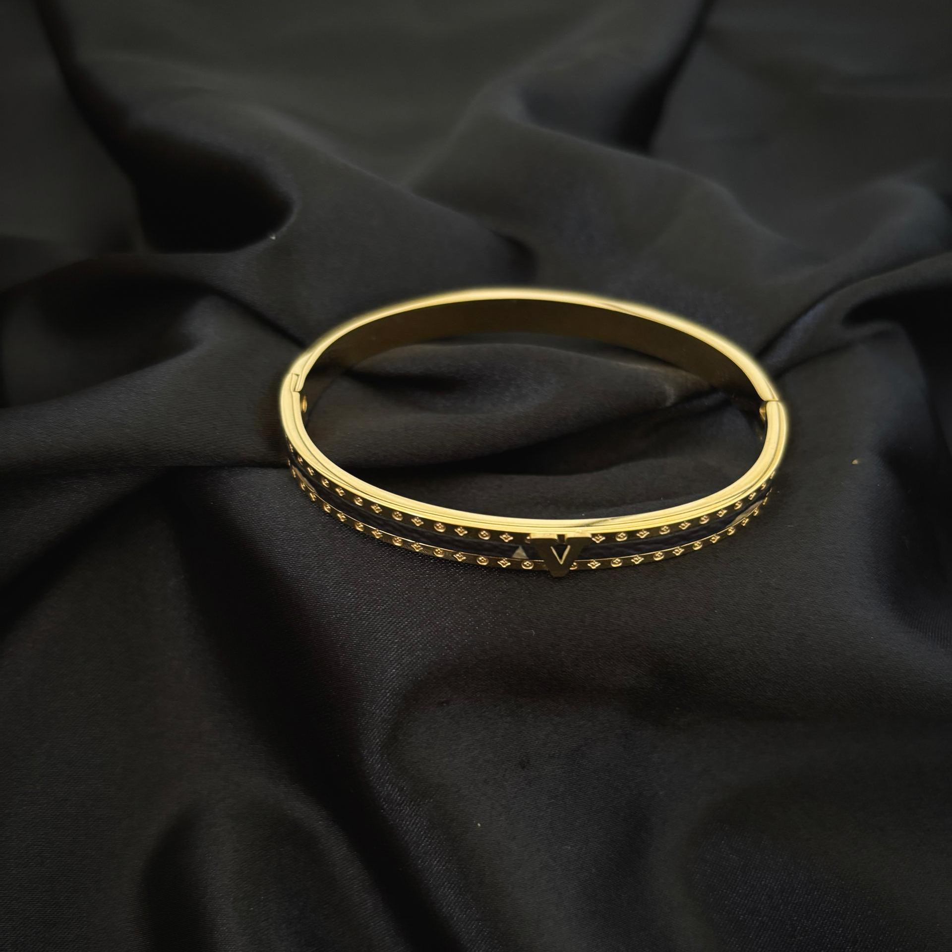 Bracelet cerceau or avec cuir noir en acier inoxydable